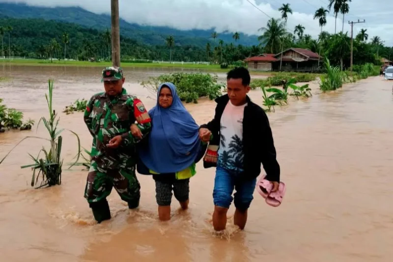 Prajurit TNI jajaran Korem Lilawangsa membantu warga terdampak banjir di Aceh Tenggara, Jumat (11/10/2024). ANTARA/HO-Korem Lilawangsa.
