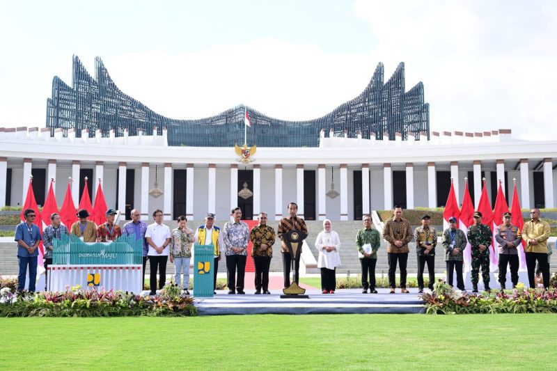 Presiden Joko Widodo (Jokowi) didampingi Ibu Iriana Joko Widodo meresmikan Istana Negara yang berada Kawasan Ibu Kota Nusantara (IKN), Jumat (11/10/2024). (Foto: BPMI Setpres/ Muchlis Jr)



Read more: https://setkab.go.id/presiden-jokowi-resmikan-istana-negara-di-ibu-kota-nusantara/