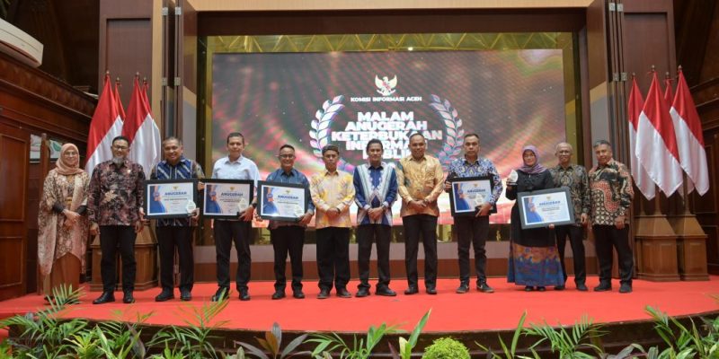 Asisten Perekonomian dan Pembangunan Sekda Aceh, Dr. Ir. Zulkifli, M.Si, foto bersama penerima penghargaan pada malam penyerahan penghargaan keterbukaan informasi publik yang diselenggarakan Komisi Informasi Aceh di Anjong Mon Mata, Banda Aceh, Selasa, 19 November 2024 malam. (foto: ist/humas pemerintah aceh)
