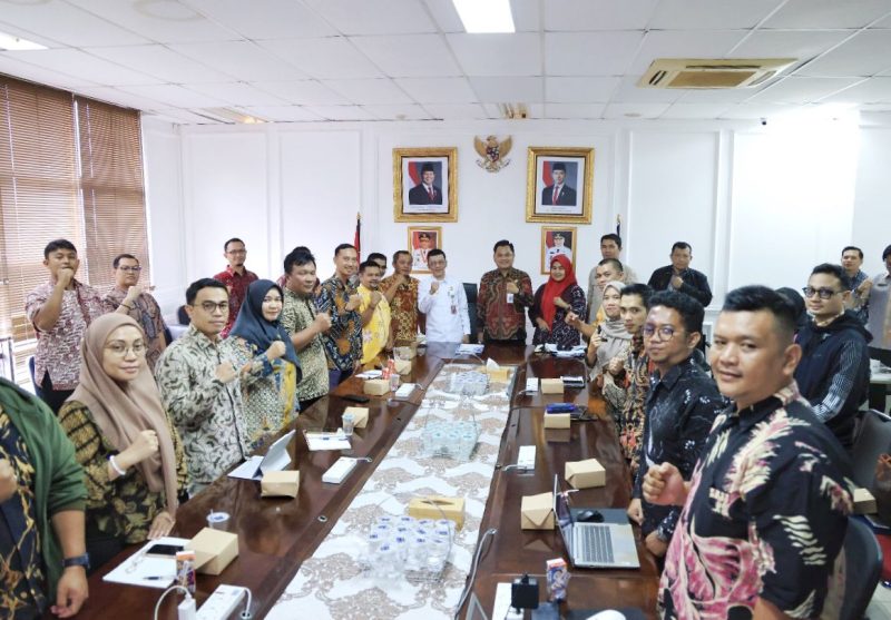 Sosialisasi petunjuk teknis (juknis) di Collaboration Room Diskominfo Kepri. (foto: ist/diskominfo kepri)
