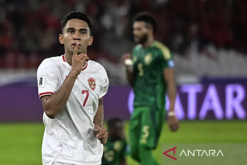 Pesepak bola Timnas Indonesia Marselino Ferdinan berselebrasi usai mencetak gol ke gawang Timnas Arab Saudi pada pertandingan Grup C putaran ketiga Kualifikasi Piala Dunia 2026 Zona Asia di Stadion Utama Gelora Bung Karno, Senayan, Jakarta, Selasa (19/11/2024). ANTARA FOTO/Rivan Awal Lingga/mrh/Spt/pri.
