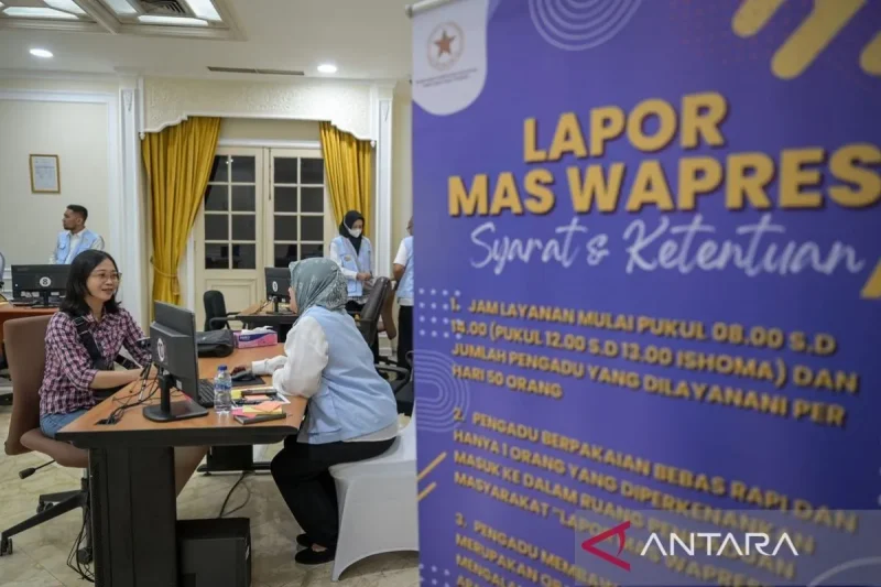 Petugas melayani laporan warga di Istana Wakil Presiden, Jakarta, Senin (11/11/2024). Wakil Presiden Gibran Rakabuming Raka meluncurkan program Lapor Mas Wapres bagi masyarakat yang ingin menyampaikan keluhan, saran, dan gagasan secara langsung setiap Senin hingga Jumat pukul 08.00 hingga 14.00 WIB dengan kuota 50 orang per hari. ANTARA FOTO/Fauzan/tom.
